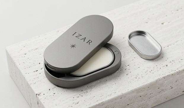 Parfum solide rechargeable IZAR dans un boîtier champagne mat